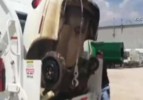 Çöp kamyonu, otomobili böyle yuttu