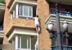Aldatırken yakalandı, pencereden kaçtı