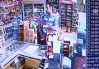 Marketten sadaka kutusunu çaldı