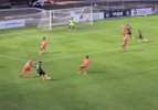 Bu topu kurtaracak kaleci yok! / VİDEO