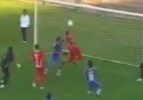 Yedek kaleci sahaya girdi, kızardı! / VİDEO