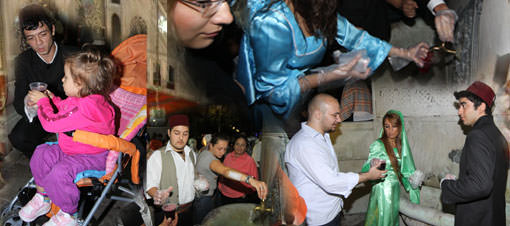Fatih'te çeşmeden bir ton ballı şerbet aktı GALERİ
