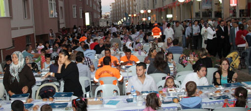 4 bin Ba�ak�ehirli y�r�y�� yolunda iftar a�t� GALER�