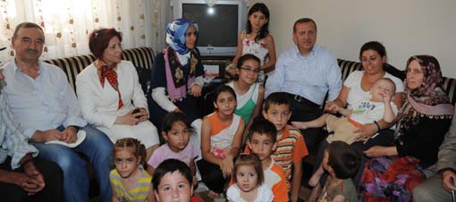 Başbakan'ı özürlü çocuğu ile ikna etti