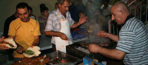 Cami avlusunda mangall� sahur