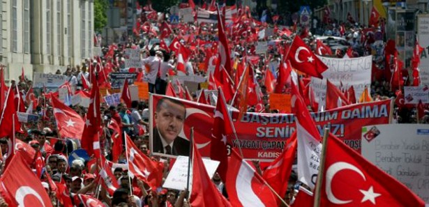 Avusturyalılar Erdoğan için sokağa döküldü