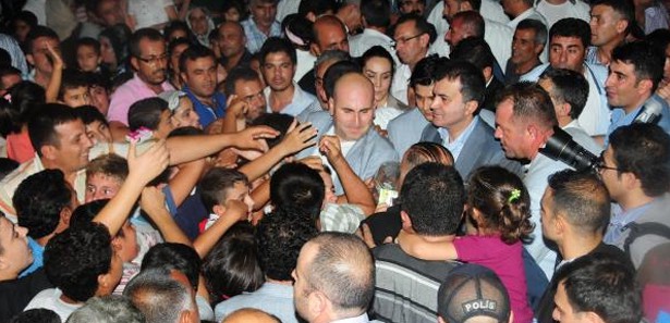 Bakan Çelik oyuncak dağıtmak isterse...