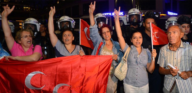 Habertürk gazetesi önünde protesto!
