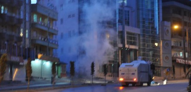 Hakkari'de göstericiler ortalığı yakıp yıktı!