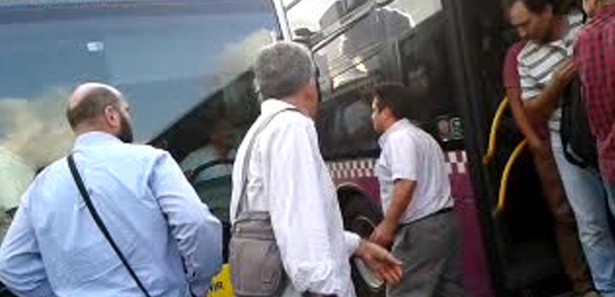 Öfkeli otobüs şoförünü yolcular zor ikna etti