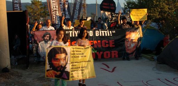 Salih Mirzabeyoğlu için siyah çelenk bıraktılar