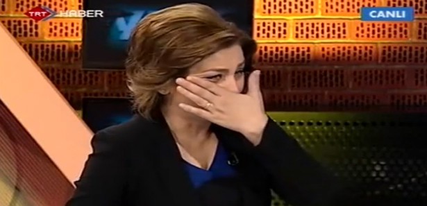 TRT sunucusu ekranda gözyaşlarına boğuldu İZLE