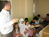 �ocuklara Kur’an okumay� ilahiyle ��retiyor