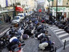 Paris'te namaz �ilesi devam ediyor