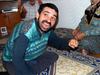 Son zamanların popüler oyunu Engelini kolbastıyla kaldırdı