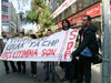 Kendilerini zincirleyerek belediyeyi protesto ettiler