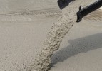 Başına beton harcı düşen adam öldü