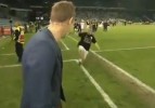 Futbolcu canlı yayına kayarak çift daldı!