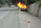 Seyir halindeki otomobil alev alev yandı