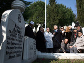 Yazar Ahmet Kabakl� mezar� ba��nda an�ld�
