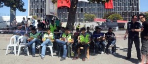 'Duran adam'a karşı 'kitap okuyan polisler'