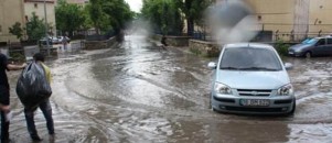 Edirne'de yağmur cadde ve sokakları göle çevirdi