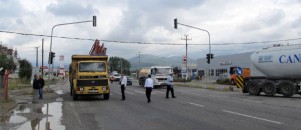 Kamyon elektrik tellerini söktü