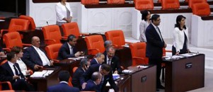 Meclis'te 'duran adam' eylemi