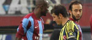 Zokora Emre'nin elini yine sıkmadı