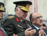 Orgeneral Özel gözyaşlarını tutamadı
